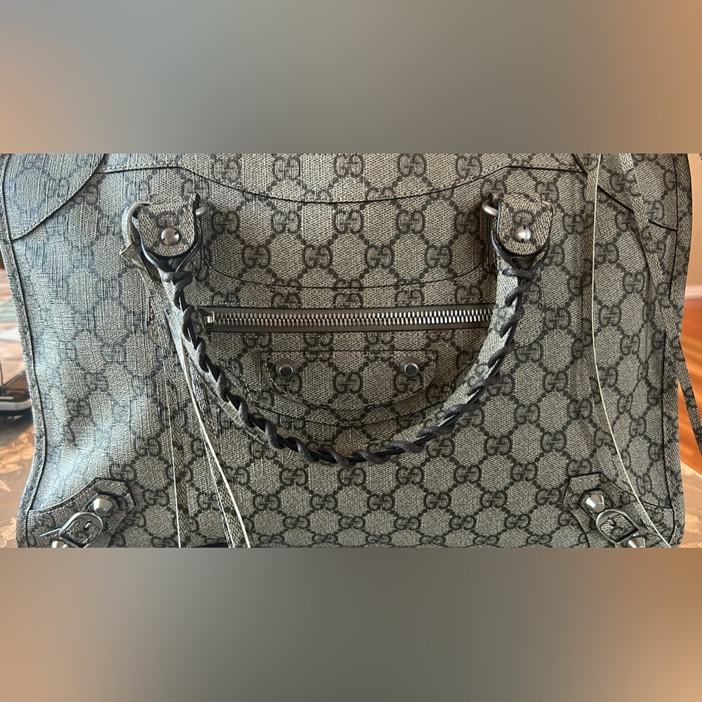 Gucci x Balenciaga
The Hacker Project GG Supreme Medium Neo Classic City Bag